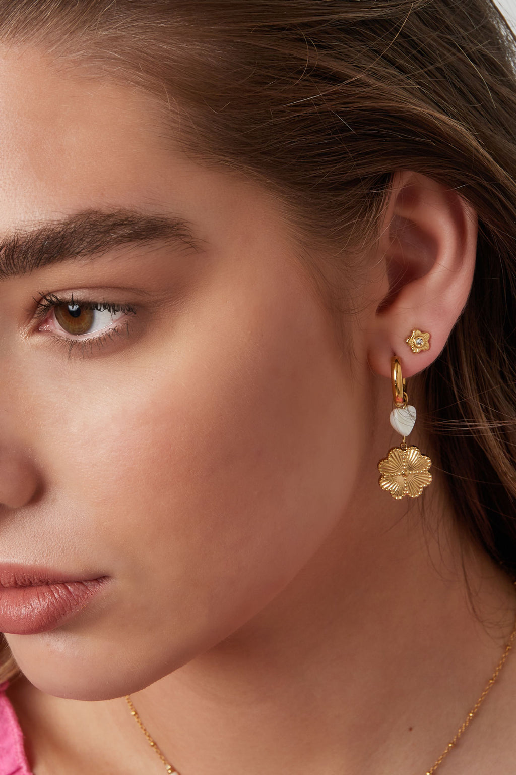 clous d'oreilles fleur