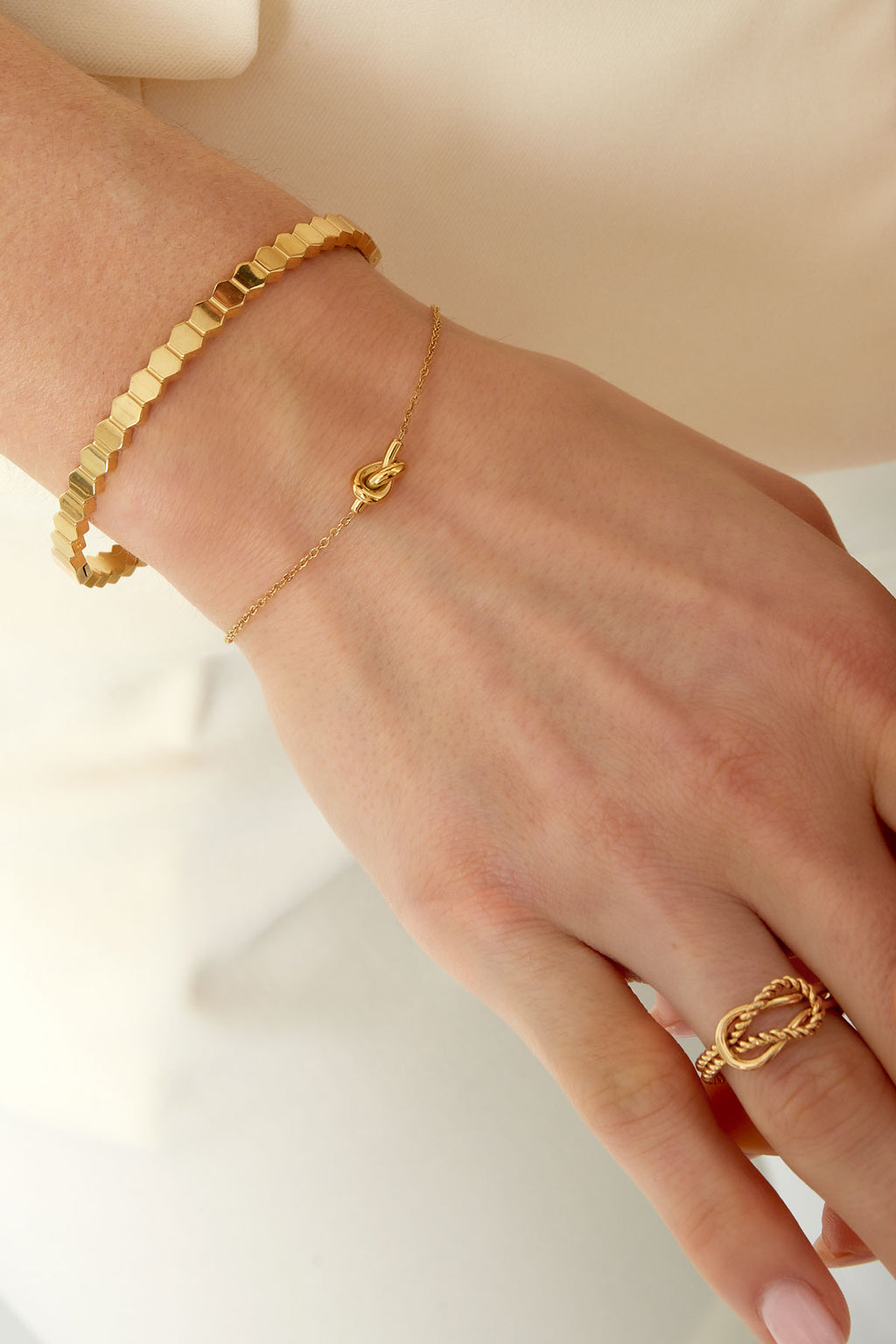 Bracelet simple avec breloque nouée