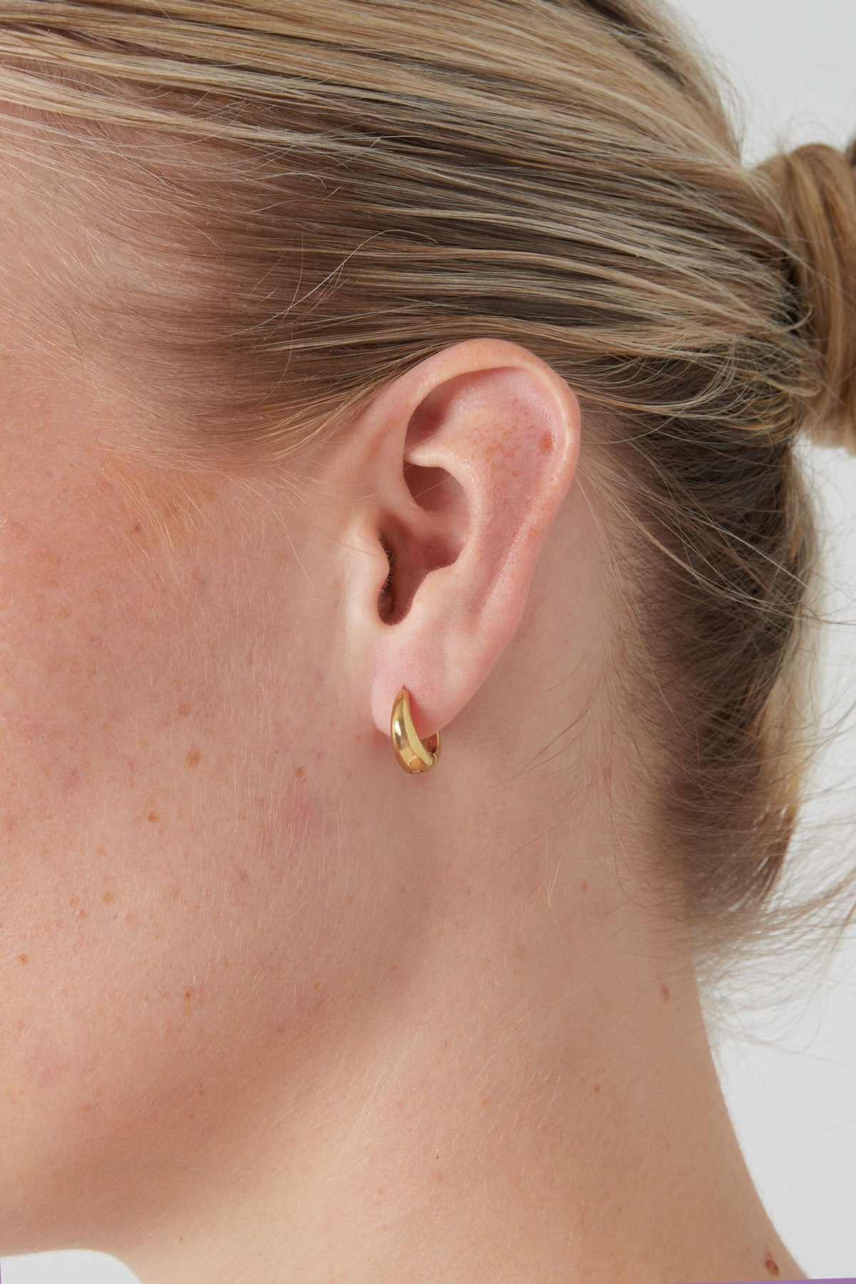 Petites boucles d'oreilles créoles basiques - dorées