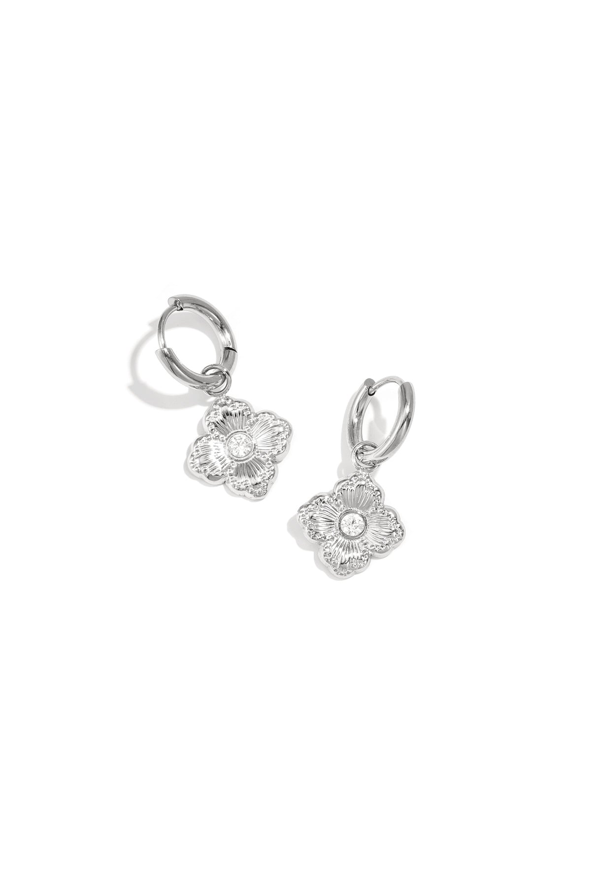 Boucles d'oreilles ornées d'un élégant trèfle et de pierres