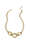 Collier orné de pierres rondes imposantes