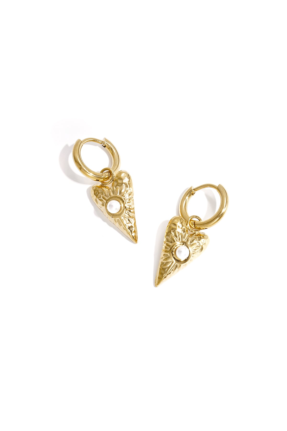 Petites boucles d'oreilles avec un long pendentif en forme de cœur orné d'une perle