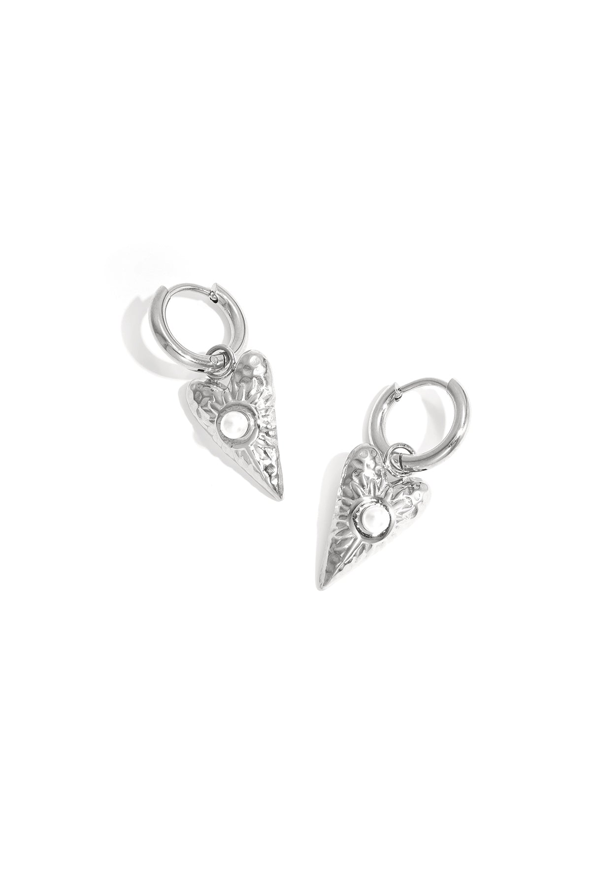 Petites boucles d'oreilles avec un long pendentif en forme de cœur orné d'une perle