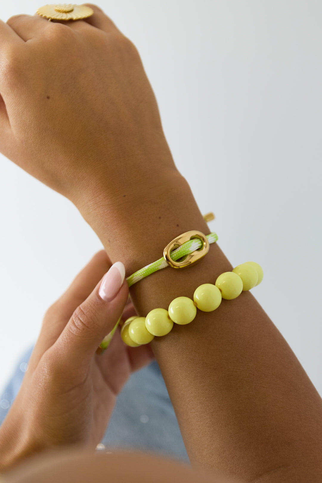 Bracelet à grosses perles et fermeture avant
