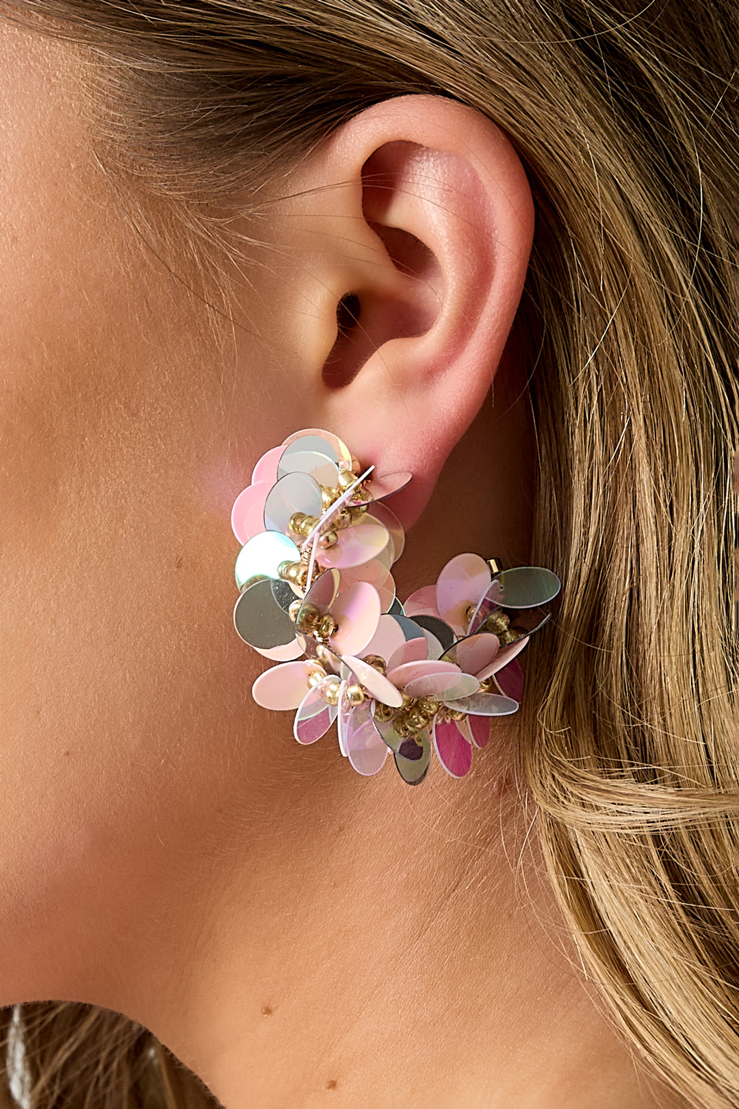 Boucles d'oreilles créoles en sequins et perles