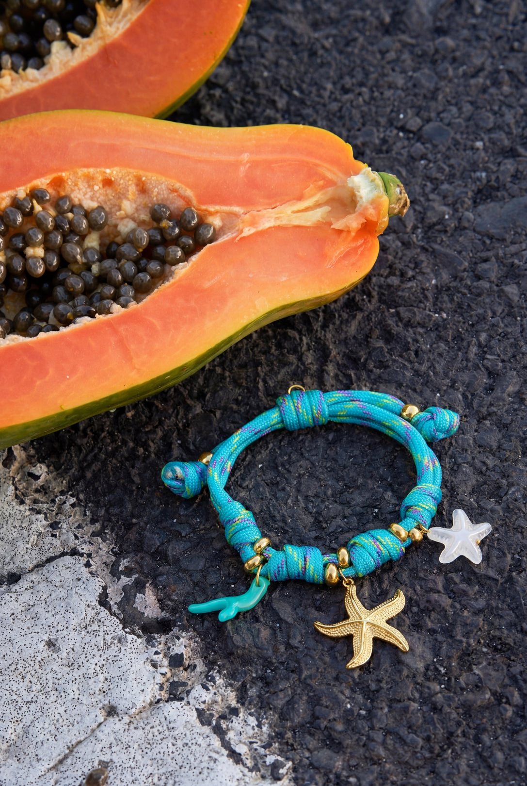 Bracelet en corde avec nœuds et breloques en forme d'étoile de mer