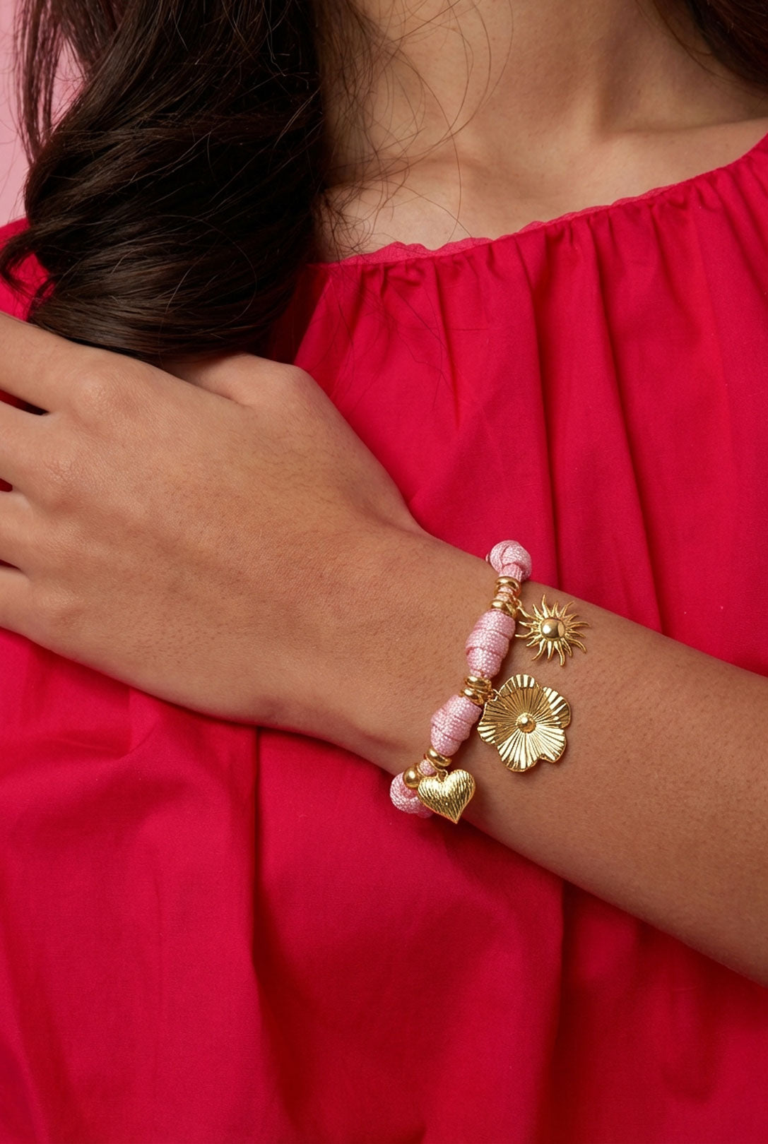 Bracelet en corde avec nœuds et breloques diverses